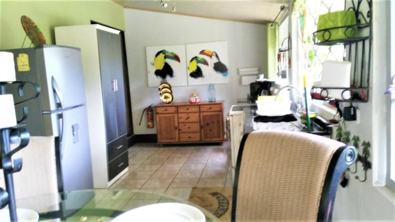 Casa Sophia: Triple Options With Wi-fi Apartment Guapiles