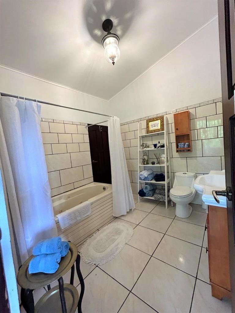 Casa Sophia: Triple Options With Wi-fi * Guapiles